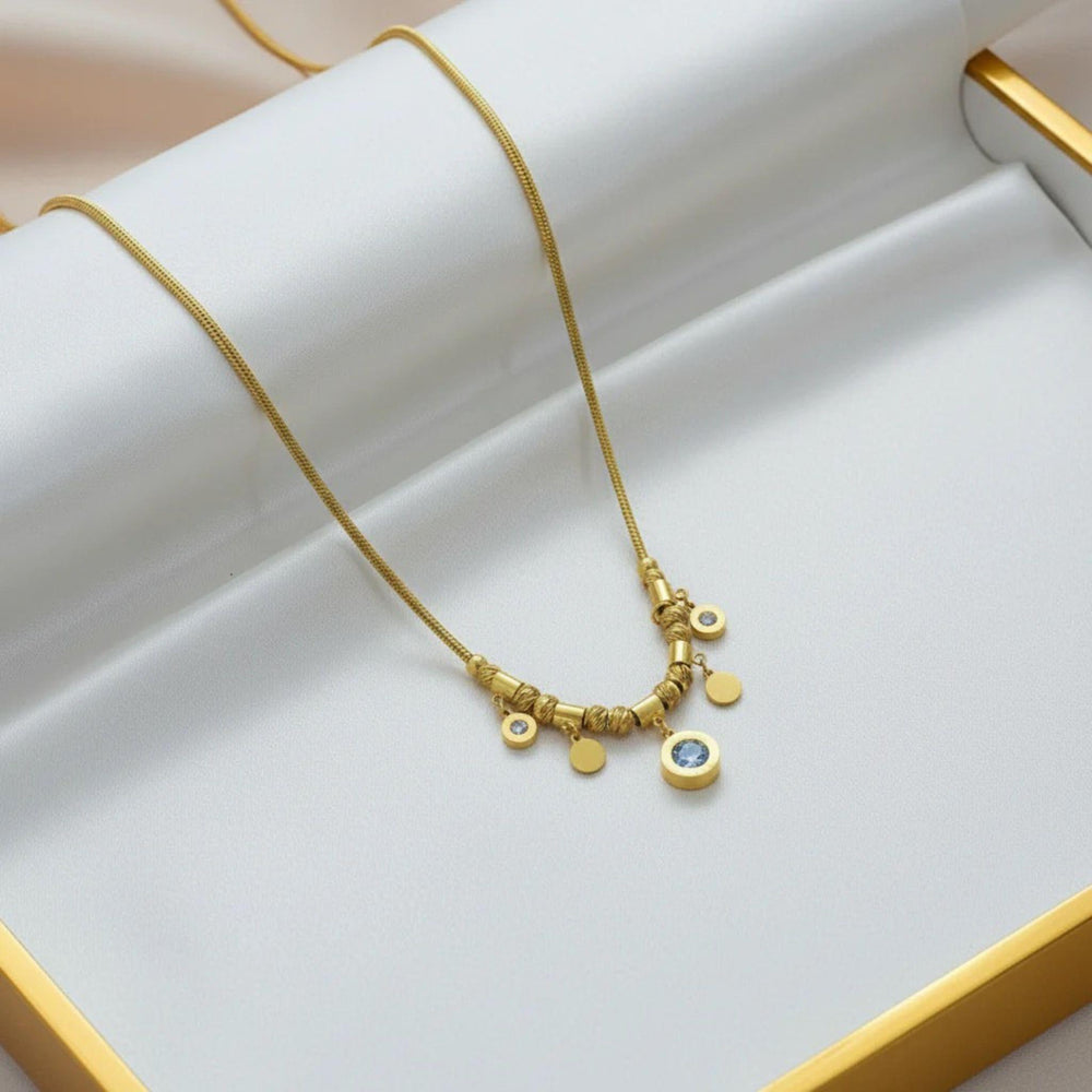 Goldene Edelstahlkette mit Perlen und Kristallanhängern von LOÉAR