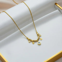 Goldene Edelstahlkette mit Perlen und Kristallanhängern von LOÉAR