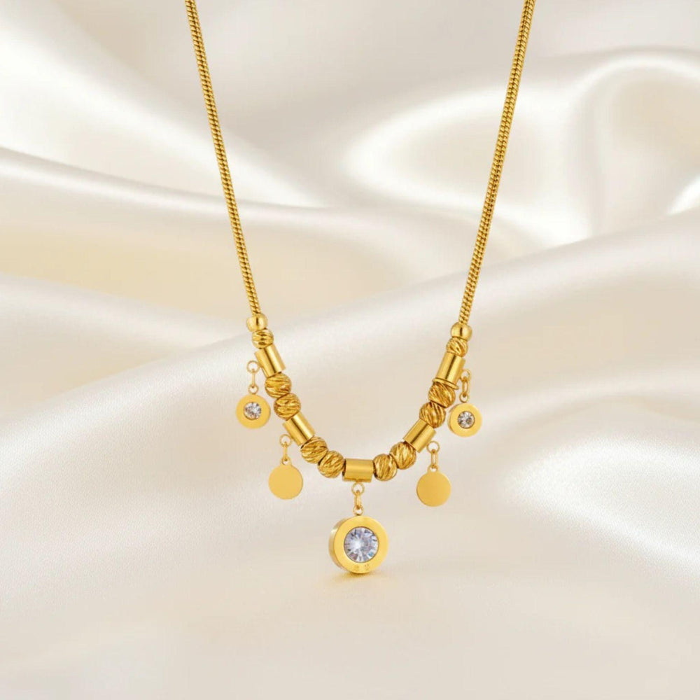 Goldene Edelstahlkette mit Perlen und Kristallanhängern von LOÉAR