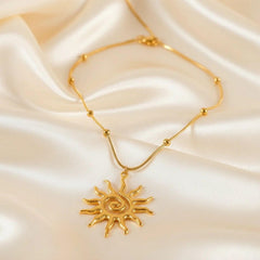 18K vergoldete LOÉAR Halskette mit Sonnenanhänger und Spiral-Design – Golden Sun Spiral Necklace
