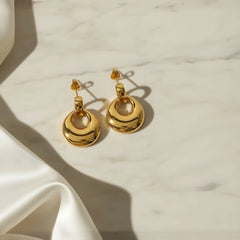 Vergoldete Statement-Ohrringe mit rundem, massivem Design – elegante, moderne Kreolen aus Edelstahl von LOÉAR.