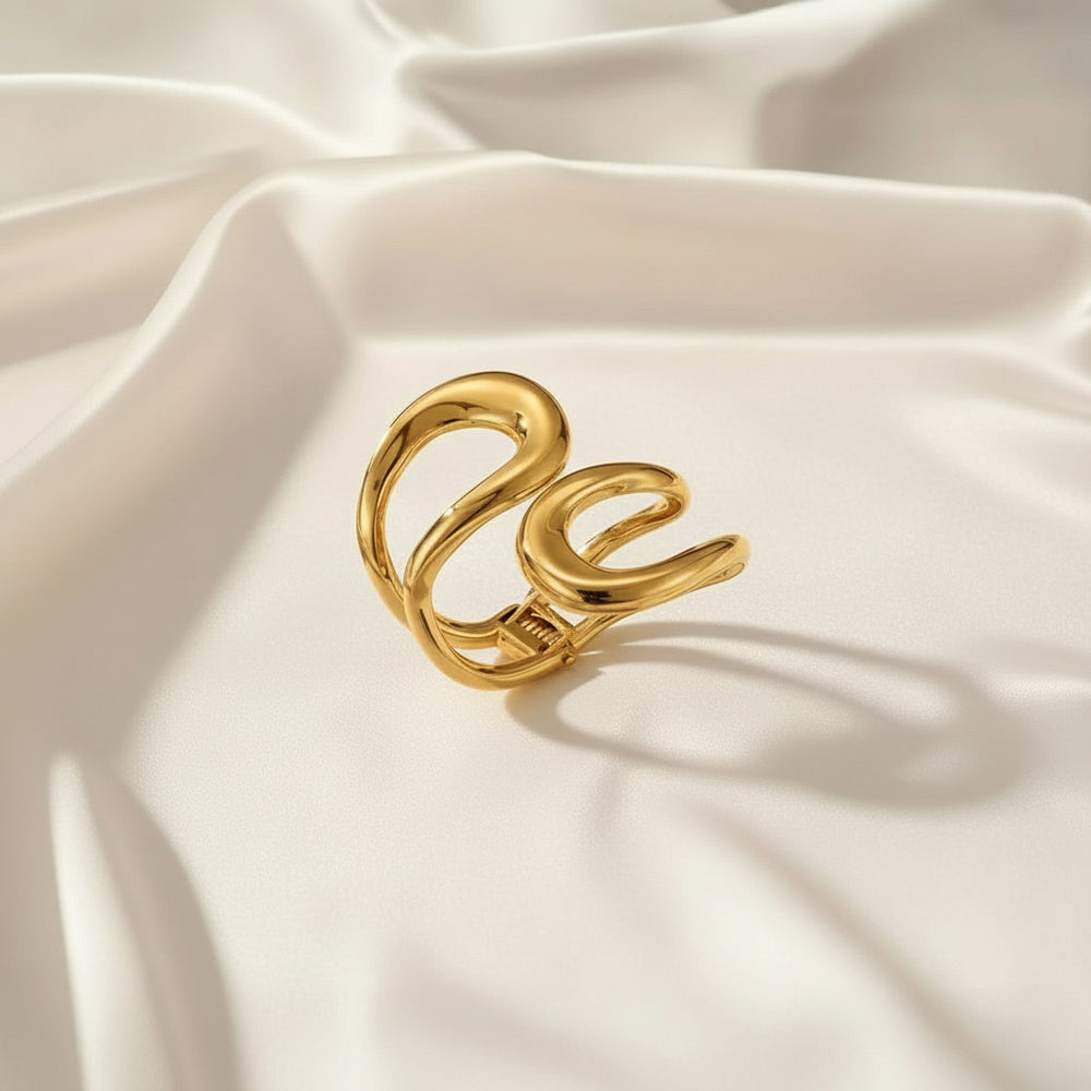 Vergoldeter Armreif mit skulpturalem, geschwungenem Design – modernes, glänzendes Statement-Schmuckstück aus Edelstahl von LOÉAR.