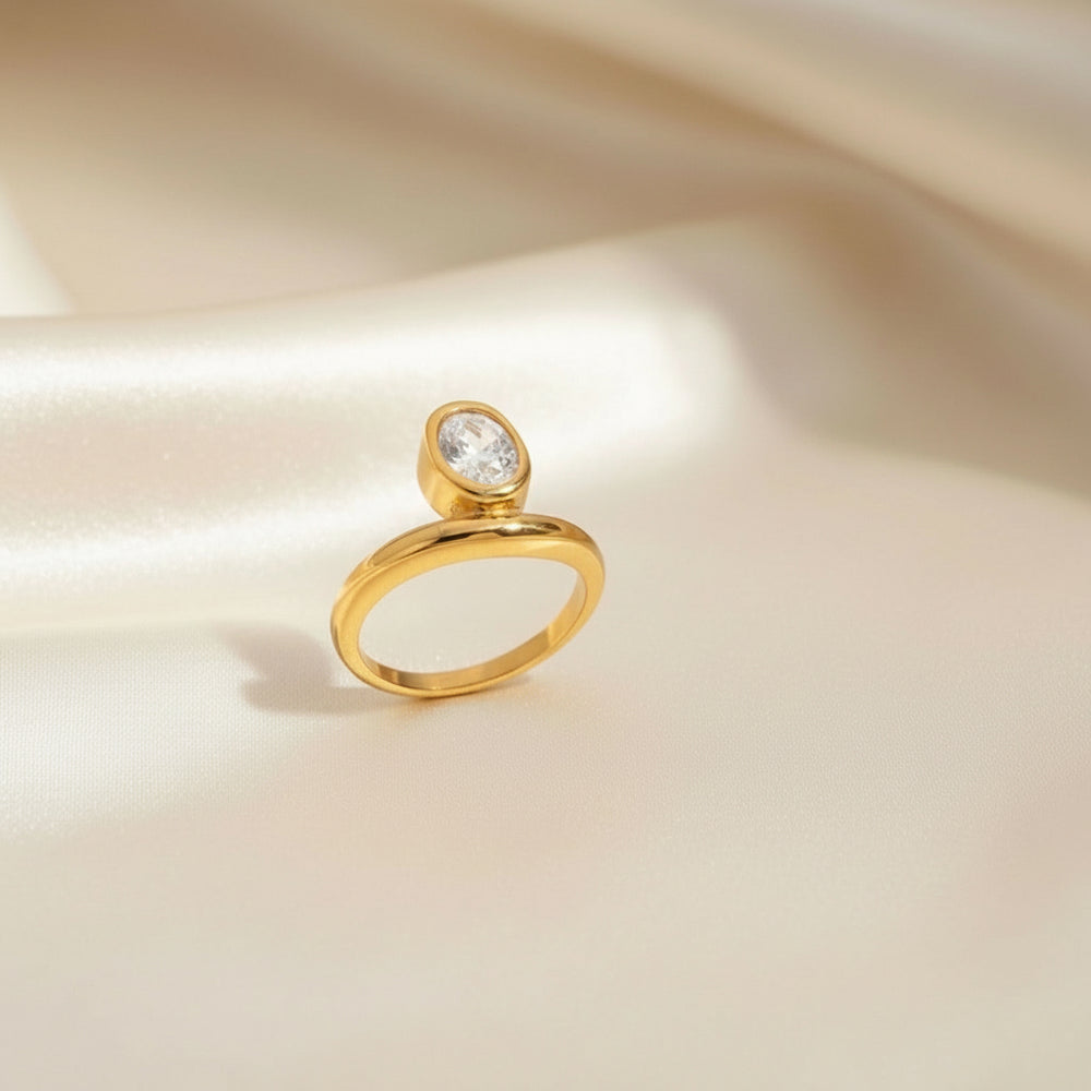 Vergoldeter Ring mit weißer Perle in organischer, fließender Fassung – elegantes, modernes Schmuckdesign aus Edelstahl von LOÉAR.