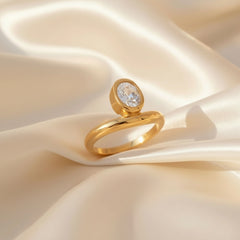 Vergoldeter Ring mit weißer Perle in organischer, fließender Fassung – elegantes, modernes Schmuckdesign aus Edelstahl von LOÉAR.