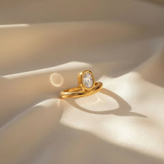 Vergoldeter Ring mit weißer Perle in organischer, fließender Fassung – elegantes, modernes Schmuckdesign aus Edelstahl von LOÉAR.