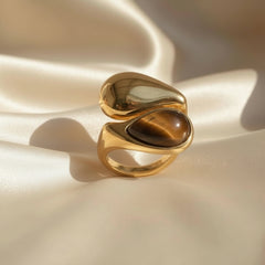 Vergoldeter Statement-Ring mit tropfenförmigem braunem Stein und glänzender Goldfassung – luxuriöses, modernes Design von LOÉAR.