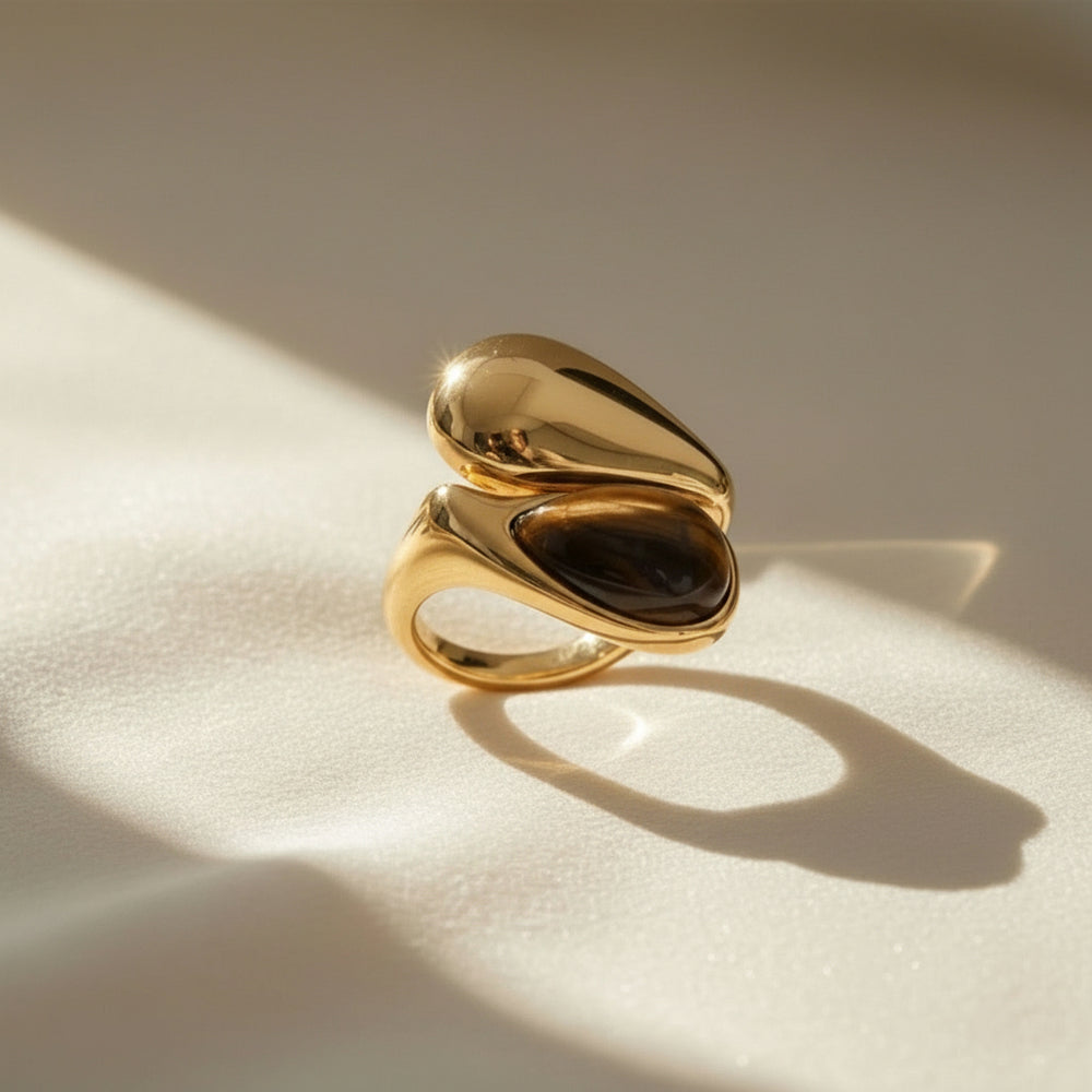 Vergoldeter Statement-Ring mit tropfenförmigem braunem Stein und glänzender Goldfassung – luxuriöses, modernes Design von LOÉAR.