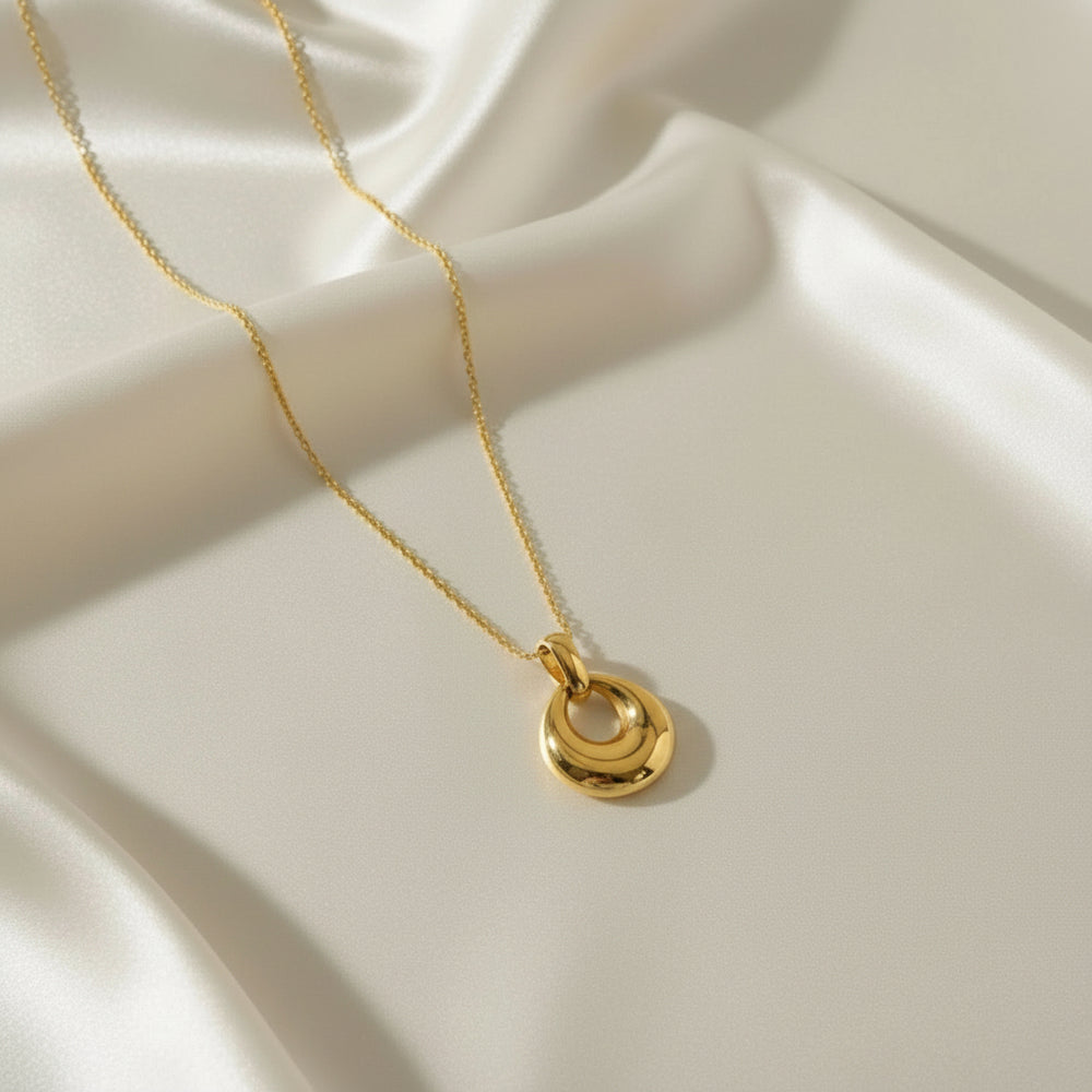 Vergoldete Halskette mit rundem, massivem Anhänger – minimalistisches und elegantes Schmuckstück aus Edelstahl von LOÉAR.