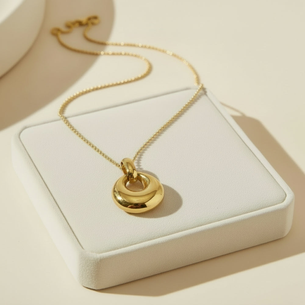 Vergoldete Halskette mit rundem, massivem Anhänger – minimalistisches und elegantes Schmuckstück aus Edelstahl von LOÉAR.