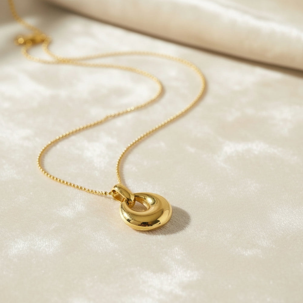 Vergoldete Halskette mit rundem, massivem Anhänger – minimalistisches und elegantes Schmuckstück aus Edelstahl von LOÉAR.