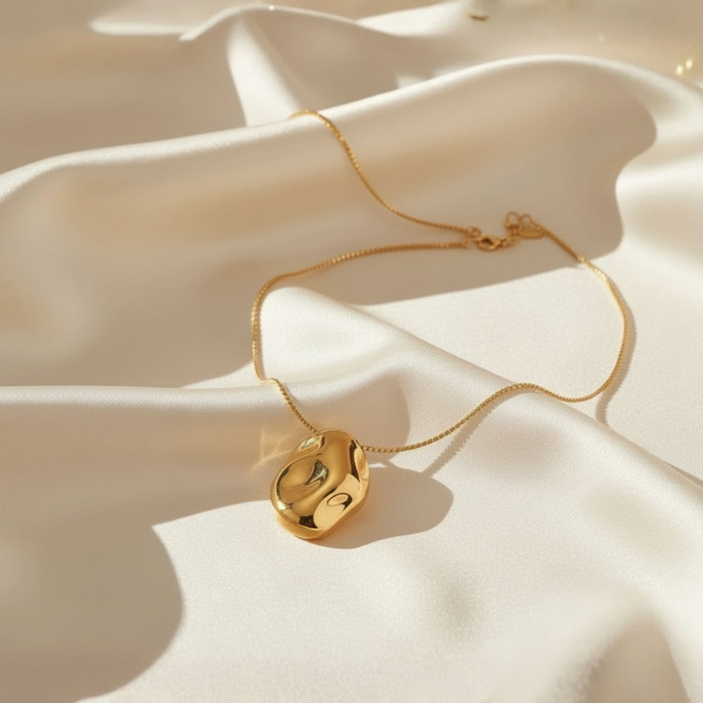 Vergoldete Halskette mit skulpturalem, fließend geformtem Anhänger – modernes, minimalistisches Design aus Edelstahl von LOÉAR.