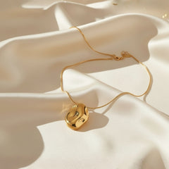 Vergoldete Halskette mit skulpturalem, fließend geformtem Anhänger – modernes, minimalistisches Design aus Edelstahl von LOÉAR.