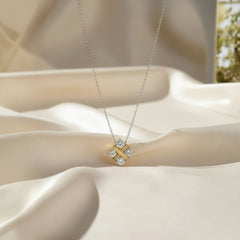 Vergoldete Silberkette mit funkelndem Kreuzanhänger aus Zirkonia – elegantes, zeitloses Schmuckstück aus Sterlingsilber von LOÉAR.