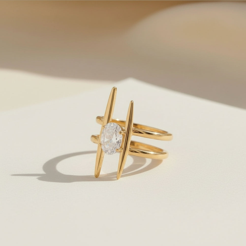 Vergoldeter Statement-Ring mit ovalem Kristall in geometrischer Fassung – moderner, eleganter Designring aus Edelstahl von LOÉAR.