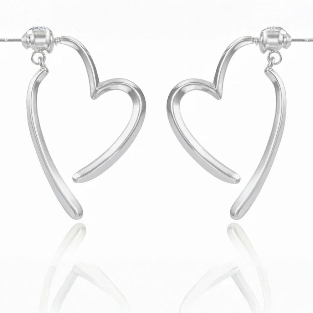 Silberne, offen geformte Herz-Ohrringe mit fließender Linienführung auf hellem Hintergrund.