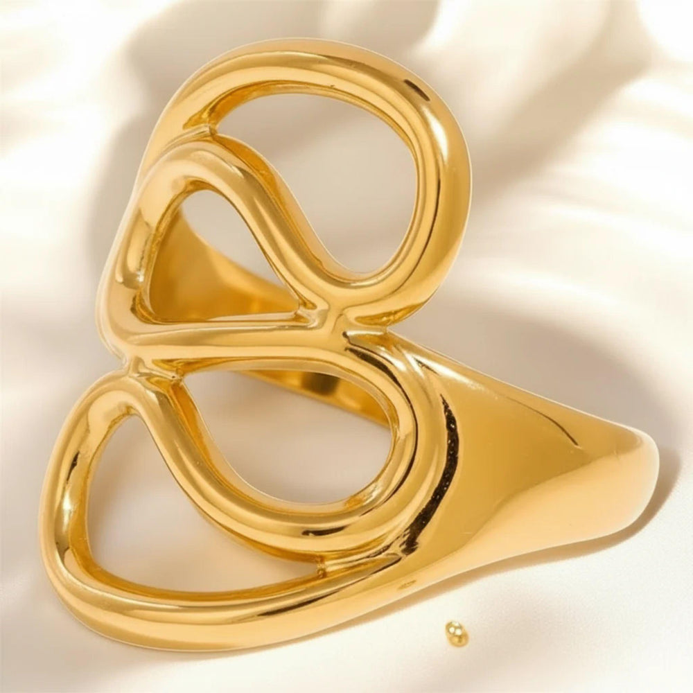 Goldfarbener offener Statement-Ring mit geschwungenem Doppel-Loop-Design – moderner, glänzender Wellenring von LOÉAR auf weißem Hintergrund.