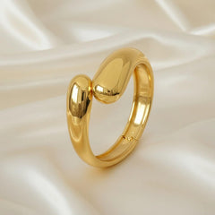 Goldener offener Armreif mit skulpturalem Design, 18 K vergoldet, getragen am Handgelenk – LOÉAR Schmuck.