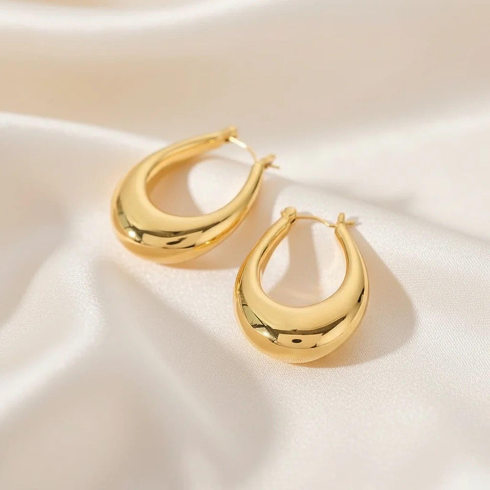 Elegante, tropfenförmige Creolen aus vergoldetem Edelstahl mit glänzender Oberfläche – stilvolle Ohrringe im modernen Design von LOÉAR.