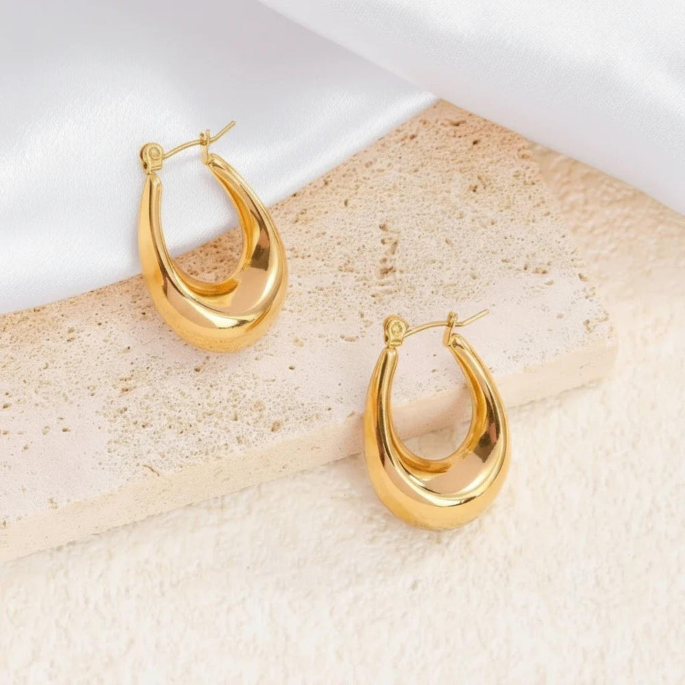 Elegante, tropfenförmige Creolen aus vergoldetem Edelstahl mit glänzender Oberfläche – stilvolle Ohrringe im modernen Design von LOÉAR.