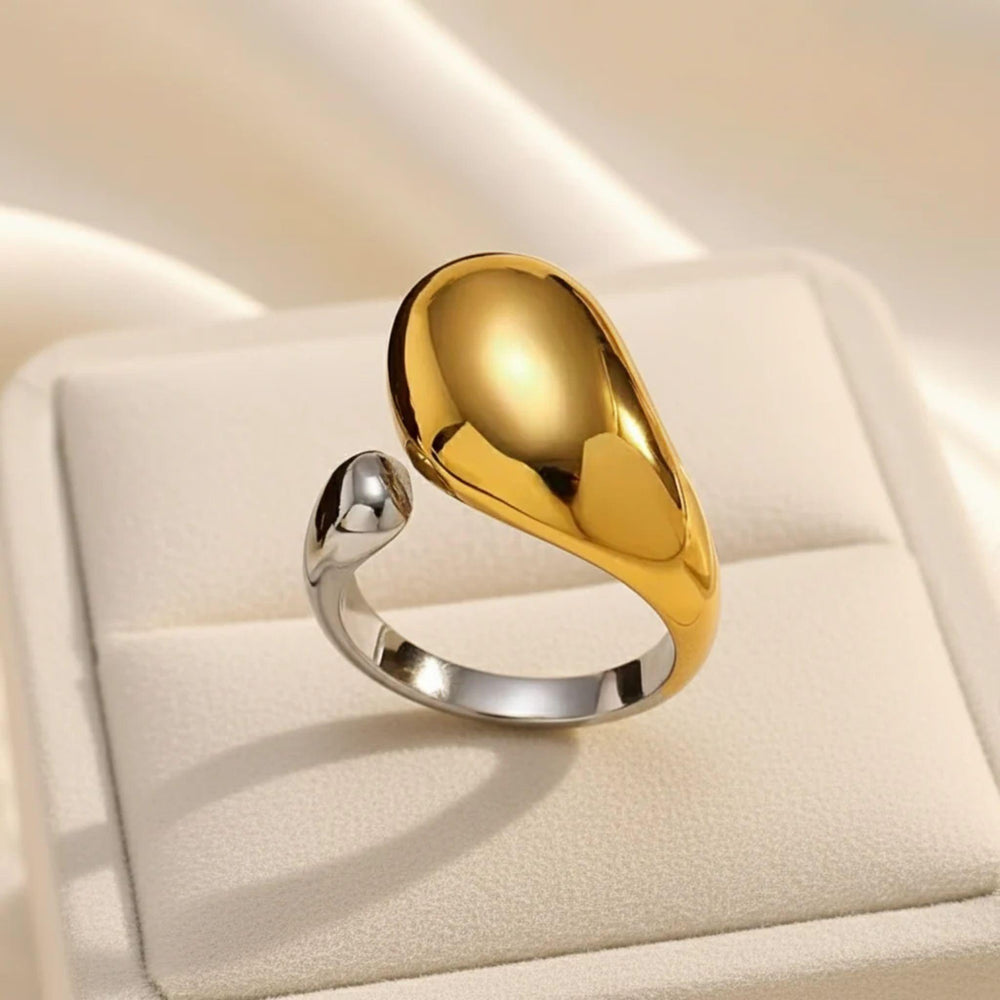 Offener Ring in Bicolor aus Edelstahl mit glänzender goldener Tropfenform und silbernem Band – moderner, minimalistischer Designring von LOÉAR.
