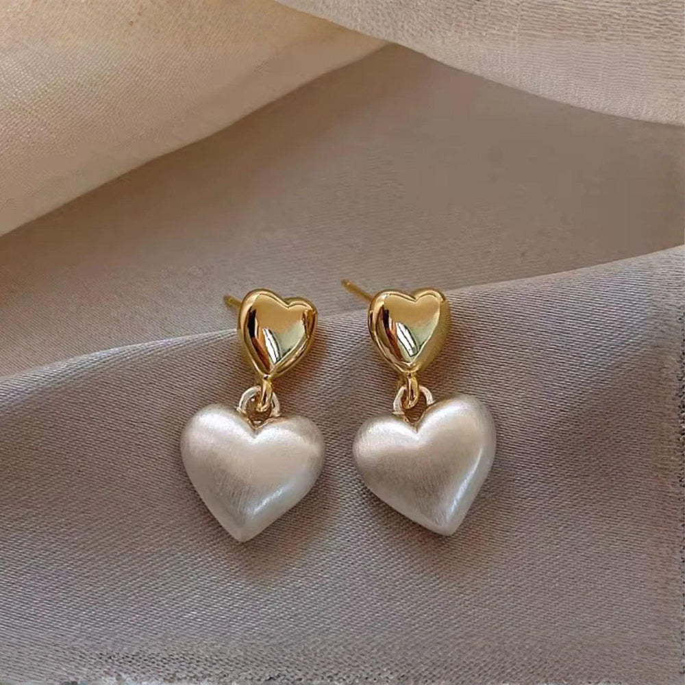 Vergoldete Herz-Ohrringe mit silbernem, satiniertem Herzanhänger – elegantes Zwei-Ton-Design aus Edelstahl von LOÉAR.