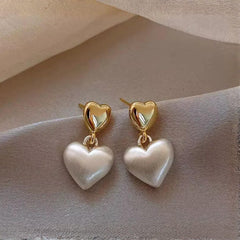 Vergoldete Herz-Ohrringe mit silbernem, satiniertem Herzanhänger – elegantes Zwei-Ton-Design aus Edelstahl von LOÉAR.