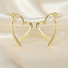 Vergoldete Ohrringe in offener Herzform – moderne, elegante Herz-Design-Ohrringe (LOÉAR).