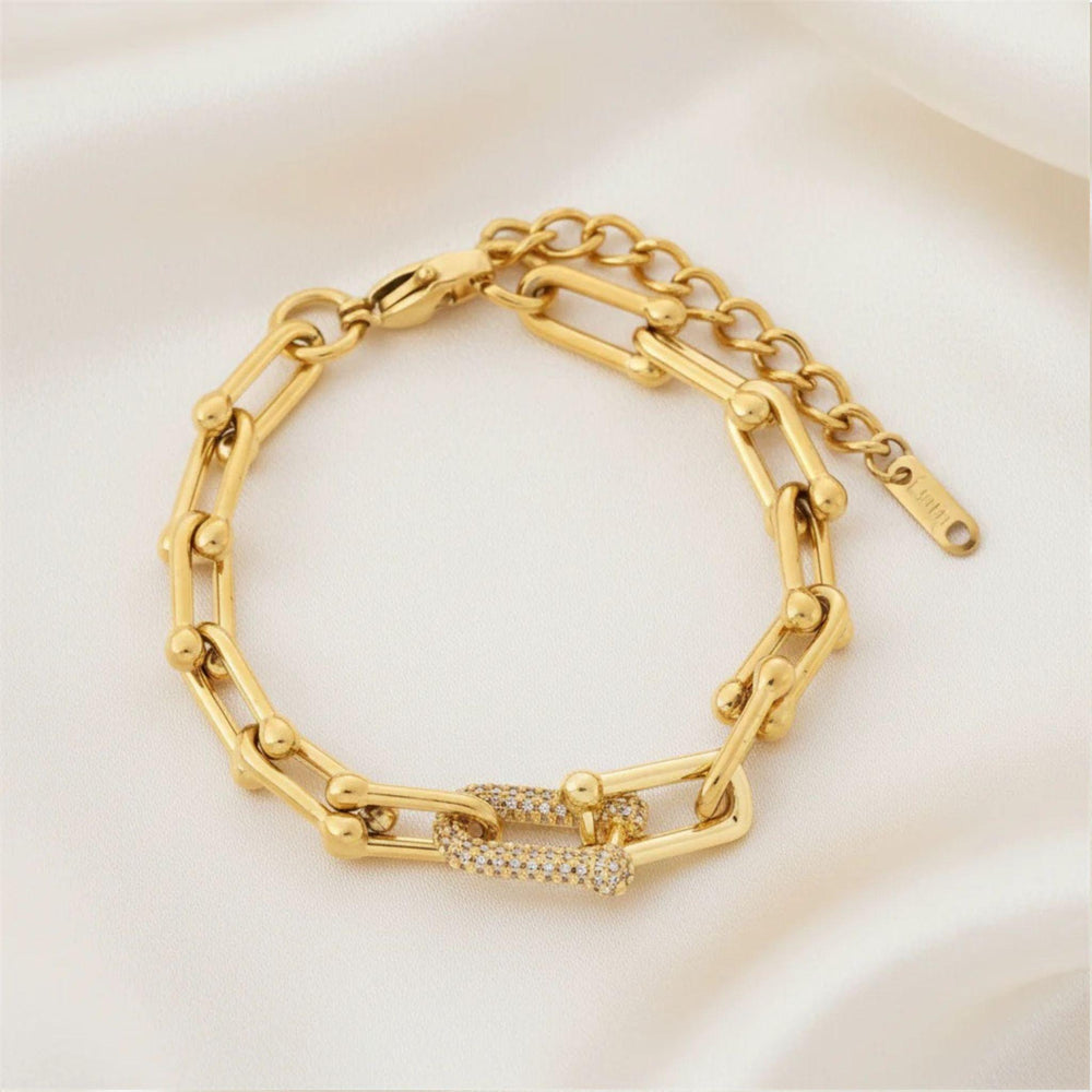 Vergoldetes Gliederarmband mit funkelndem Verbindungselement aus Zirkonia – elegantes und modernes Schmuckstück aus Edelstahl von LOÉAR.