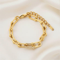 Vergoldetes Gliederarmband mit funkelndem Verbindungselement aus Zirkonia – elegantes und modernes Schmuckstück aus Edelstahl von LOÉAR.