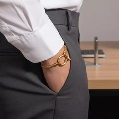 Vergoldetes Gliederarmband mit großem Schraubverschluss auf hellem Hintergrund