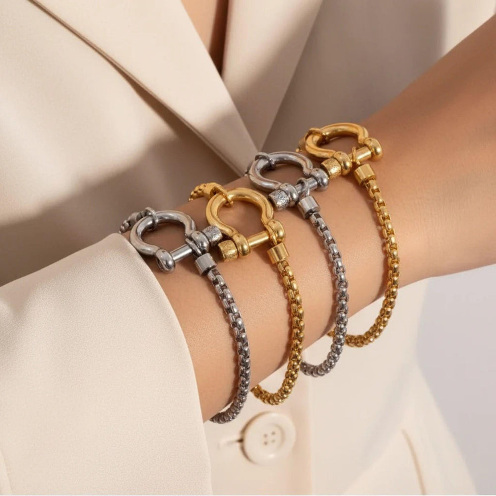 Vergoldetes Gliederarmband mit großem Schraubverschluss auf hellem Hintergrund