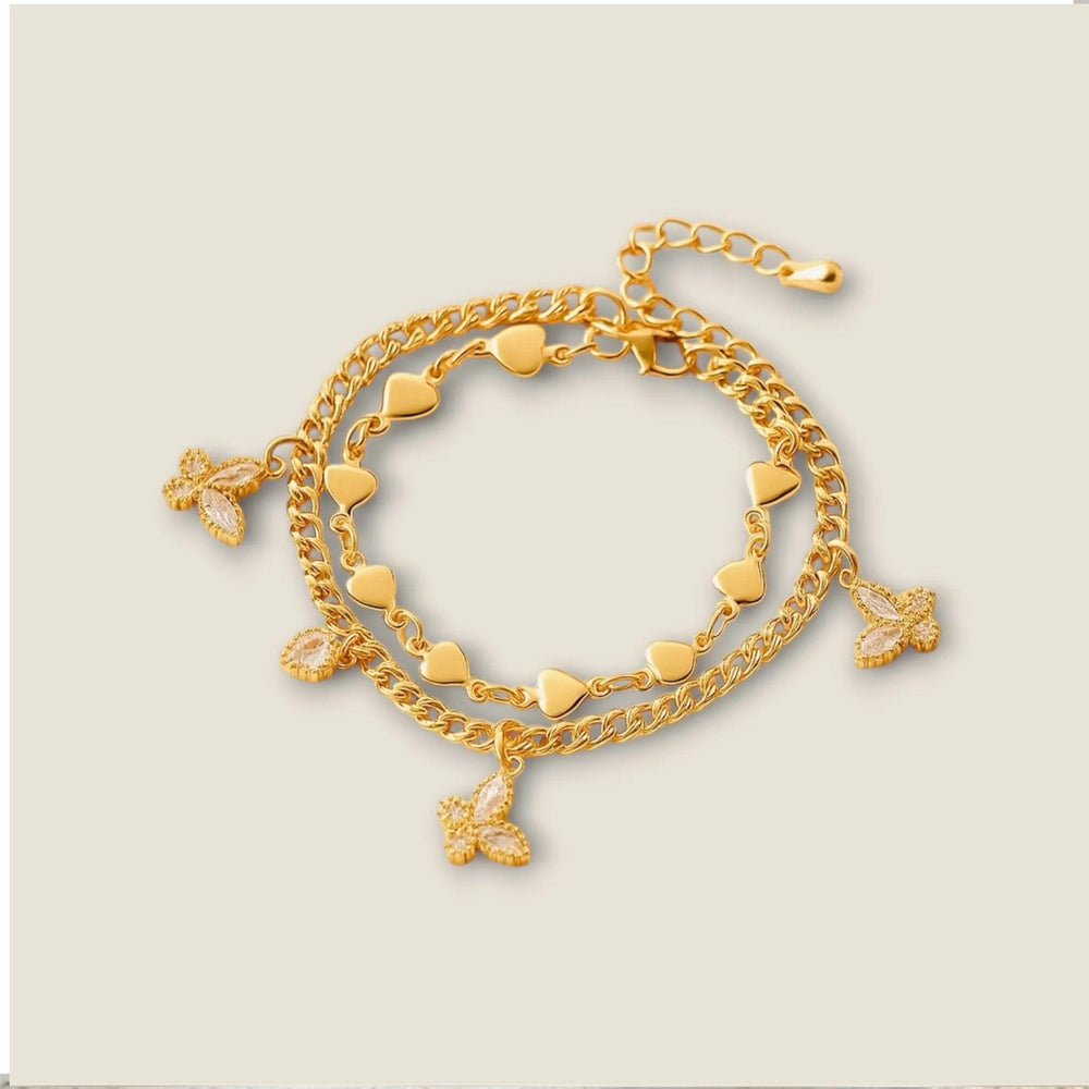 Vergoldetes Armband-Set mit filigranen Herzgliedern und funkelnden Schmetterlingsanhängern – romantisches, elegantes Schmuckdesign aus Edelstahl von LOÉAR.