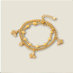 Vergoldetes Armband-Set mit filigranen Herzgliedern und funkelnden Schmetterlingsanhängern – romantisches, elegantes Schmuckdesign aus Edelstahl von LOÉAR.