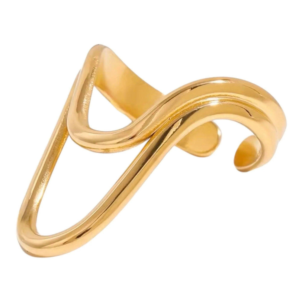 Offener, goldfarbener Statement-Ring mit einer asymmetrischen, geschwungenen V-Form, fotografiert auf weich fallendem weißen Satin. Das warme Licht betont den Glanz und die fließende Linienführung des Designs.