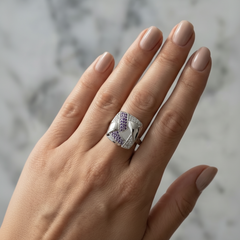 Eleganter Silberring 925 mit lila Zirkonia am Finger getragen – LOÉAR Jewelry