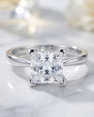 luxuriöser Schmuck Ring 925 Silber Princess Cut Detailaufnahme